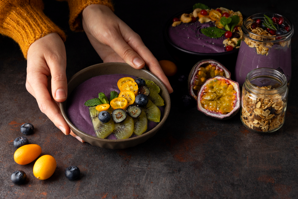 Zutaten und frisch zubereitete Açaí-Bowl mit Früchten