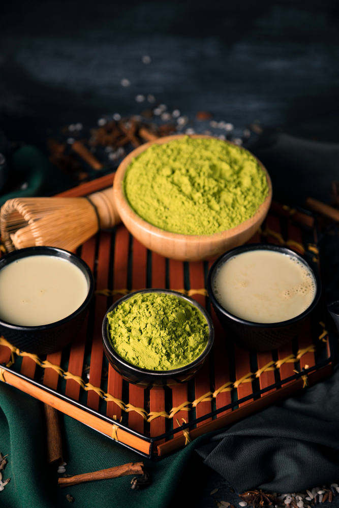 Matcha wird mit einem Bambusbesen in einer Schale aufgeschlagen